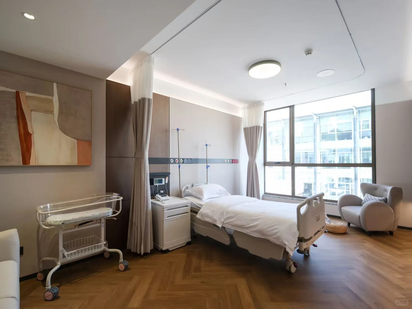 LDR integrated delivery room with bassinet and modern furnishings